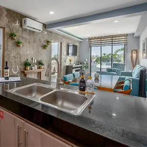  Apartment Luxe Modern-5 Star Area-walk 2 Beach-pool-bbq-view-king Bed